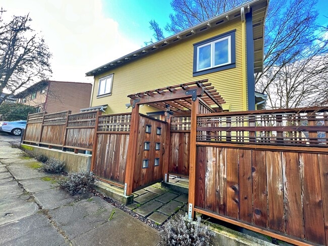 Building Photo - 417 SE 19th Ave Unit 417 Rental