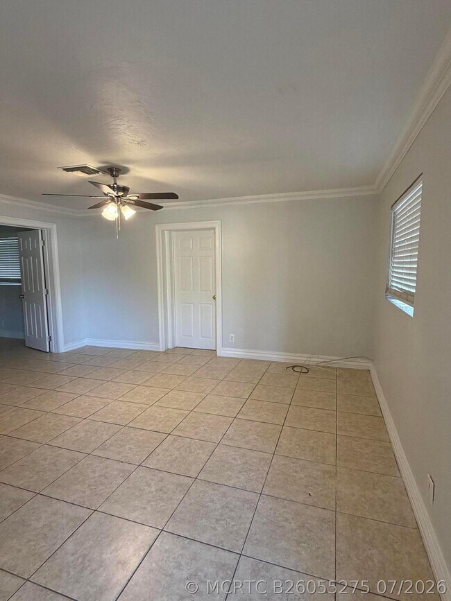 5572 SW 6th Ct