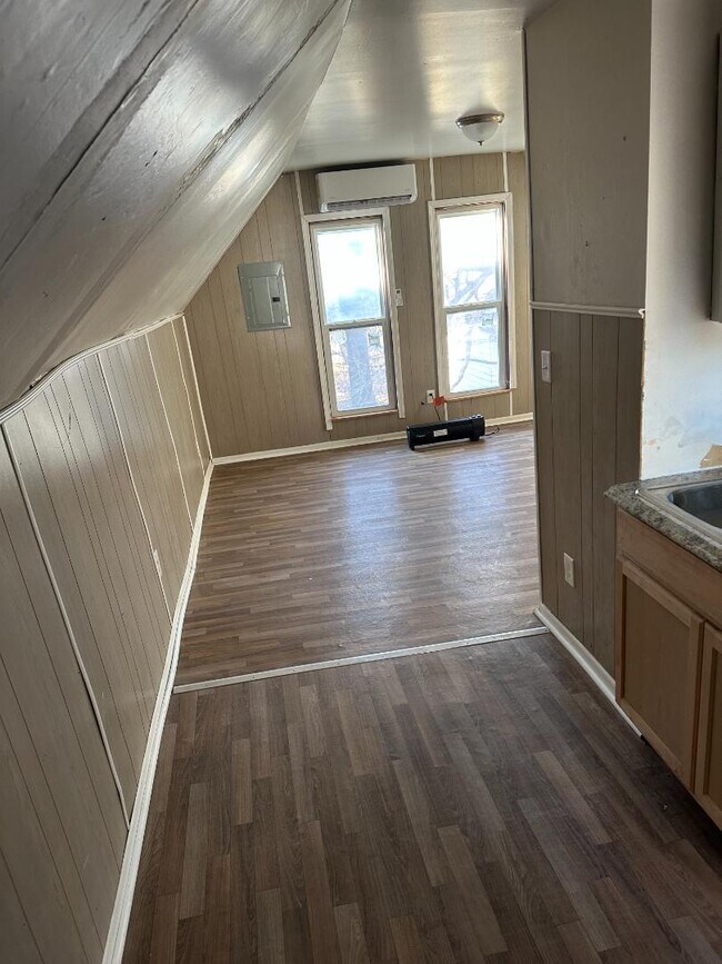 208 1/2 E Avenue B - Unit 2