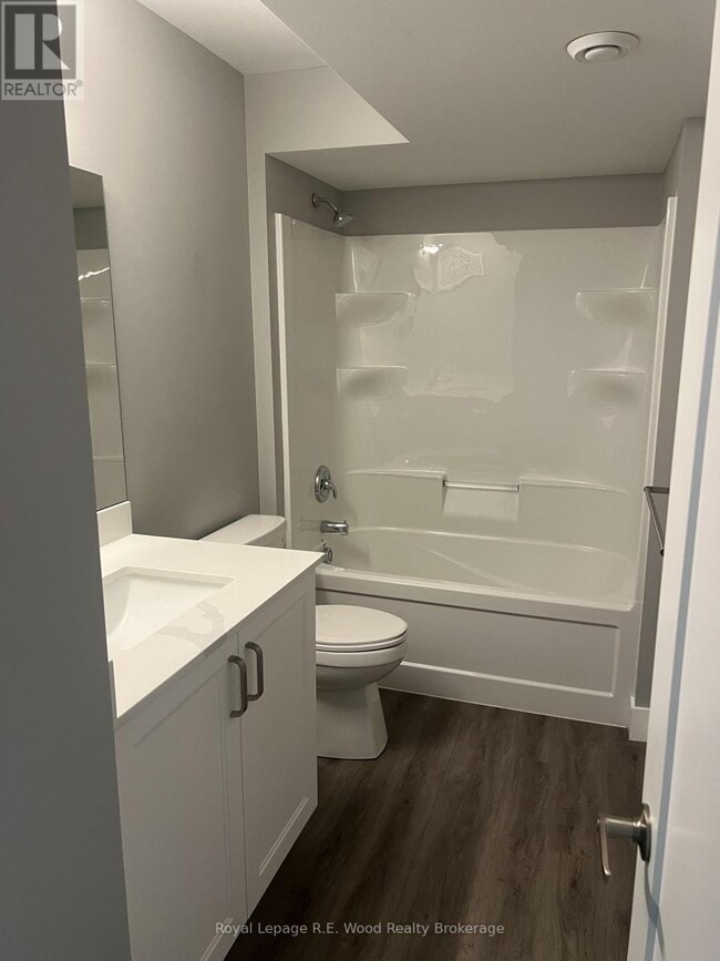 Photo - 335 John St S