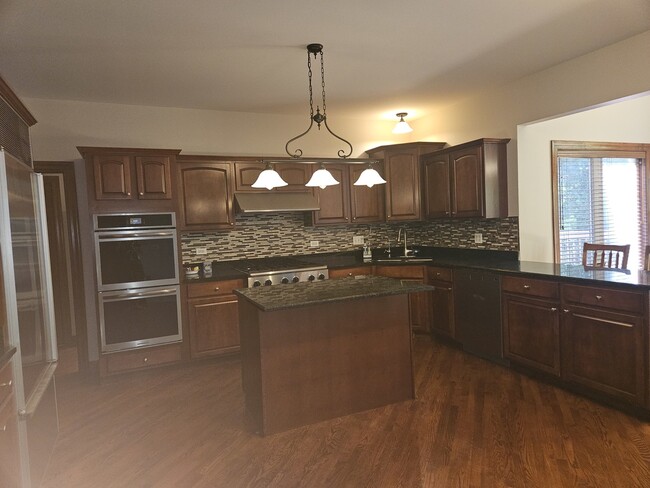 Photo - 733 Woodbury Ct