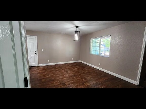 Photo - 512 N Spring Cir House