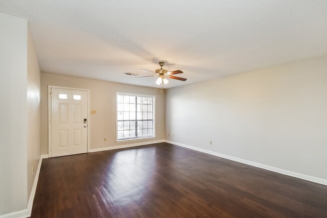 Photo - 275 Garden Walk S