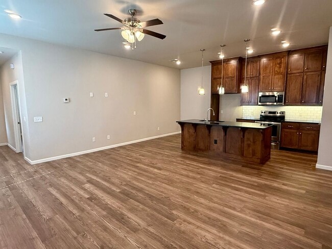 Photo - Large 3 Bed, 2 Bath in Beautifully Well-Maintained Neighborhood