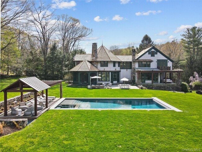 Building Photo - 10 Upland Rd N