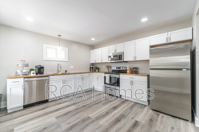 Building Photo - 537 N Sheffield Ave