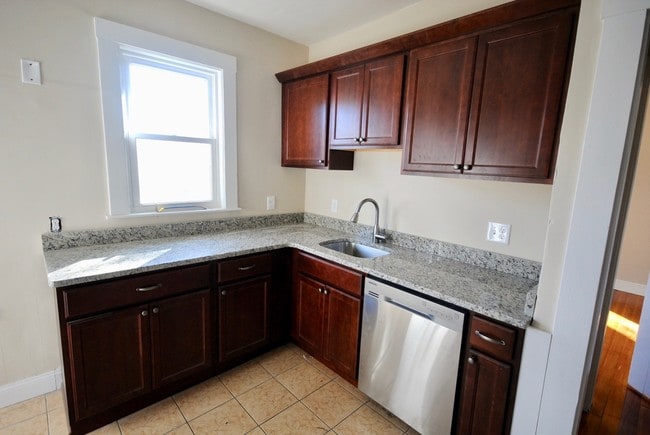 Building Photo - 139 E Cottage St Unit 2