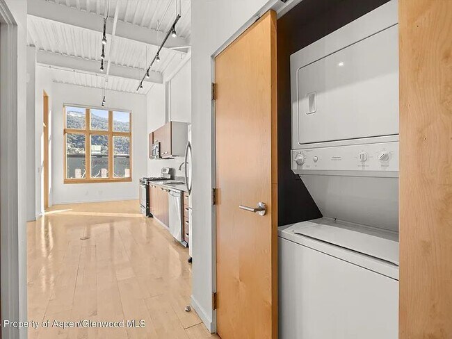 Photo - 231 Robinson St