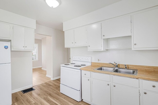 Building Photo - Newly Renovated - 3 Bed, 1.5 Bath Single-Family Home w/ Garage!!