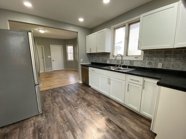 Building Photo - Amazing 4 Bedroom 1.5 Bathroom Townhome in...