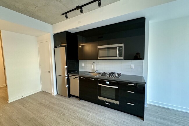 Photo - 195 McCaul St