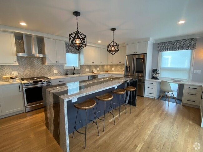 Building Photo - 97 Selkirk St Rental