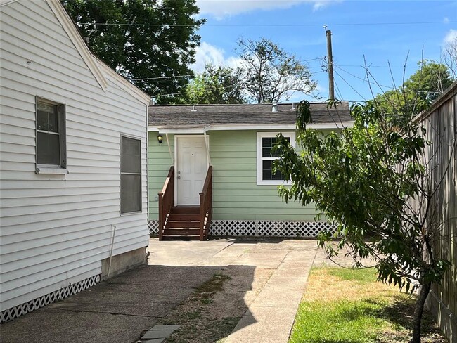 Photo - 914 E 25th St Apartment Unit Right