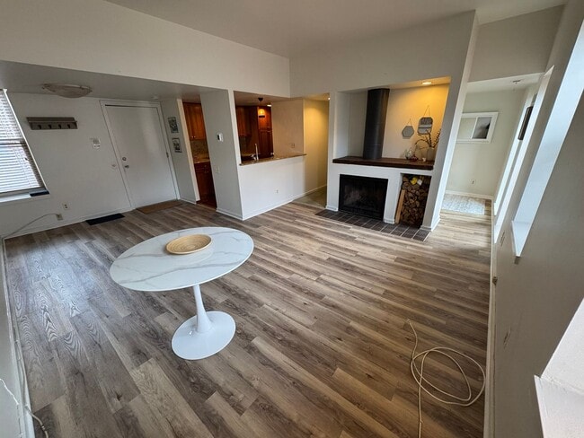 Building Photo - Beautiful 2-Bedroom Condo in Queen Village