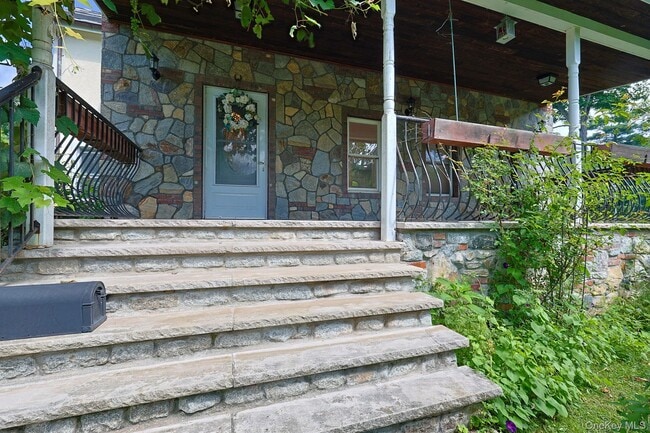 Building Photo - 437 Oscawana Lake Rd