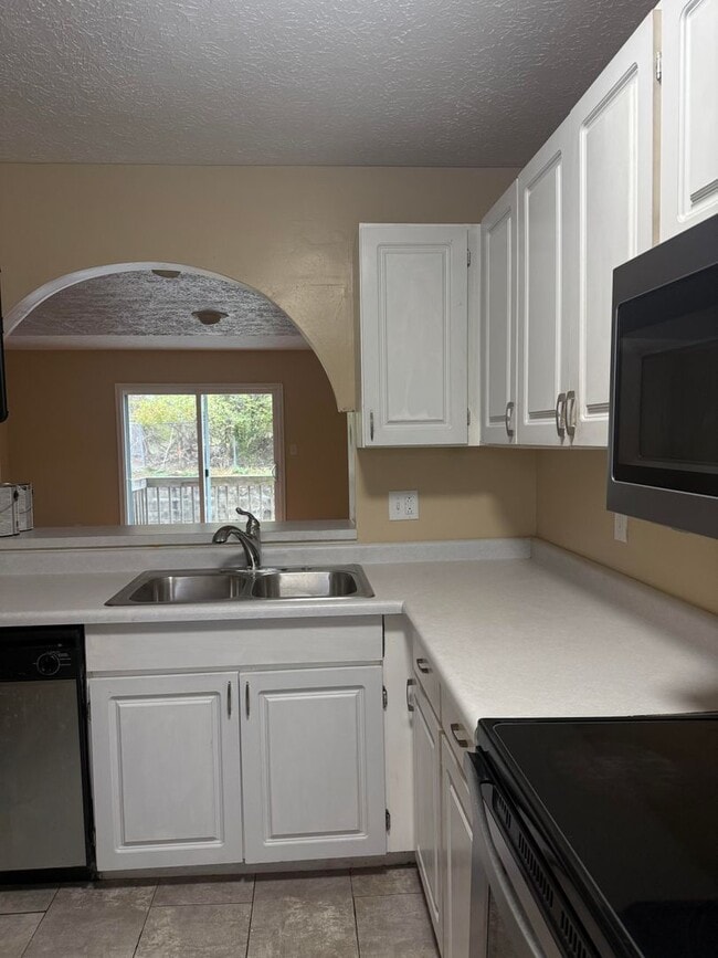 Photo - 3 Bedroom/2.5 bath Townhome Located on Bloomington's Southside - Available April 2026!