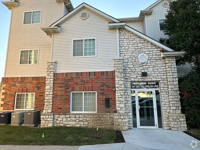 Building Photo - 3 Bedroom Apartment Style Condo in West De...