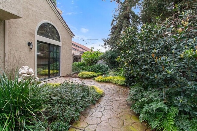 Photo - 1921 Ridgemont Way