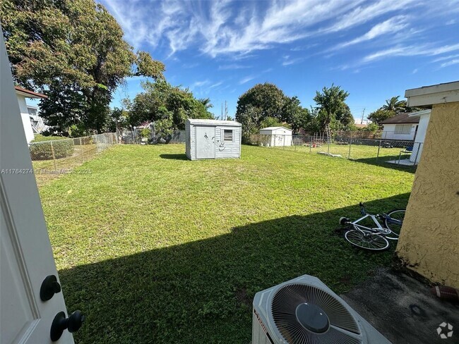 Building Photo - 4101 SW 21st St Unit W Rental