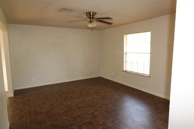 Photo - 5942 Glen Grove St