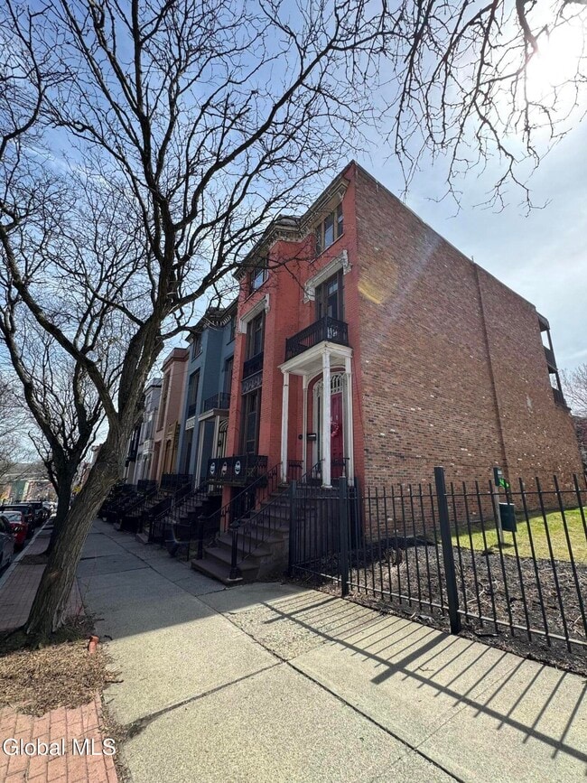 Photo - 2 Madison Pl Unit 1