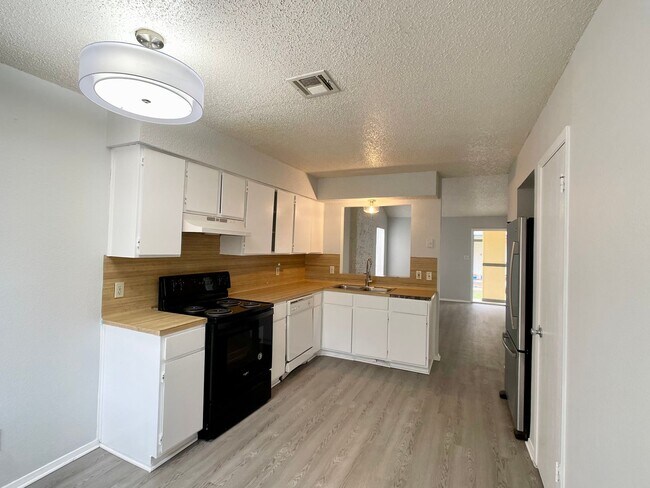 Photo - 2/1 Duplex in North Austin