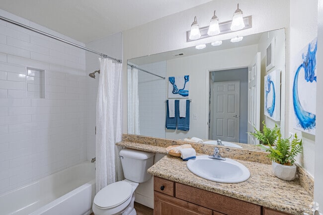 2BR, 2BA - 998SF - Bathroom