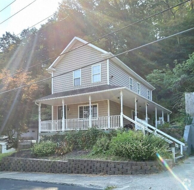 Building Photo - 142 Main St Rental