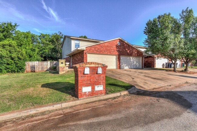 Building Photo - White Oak Canyon Road 10616/10618 Unit 10616