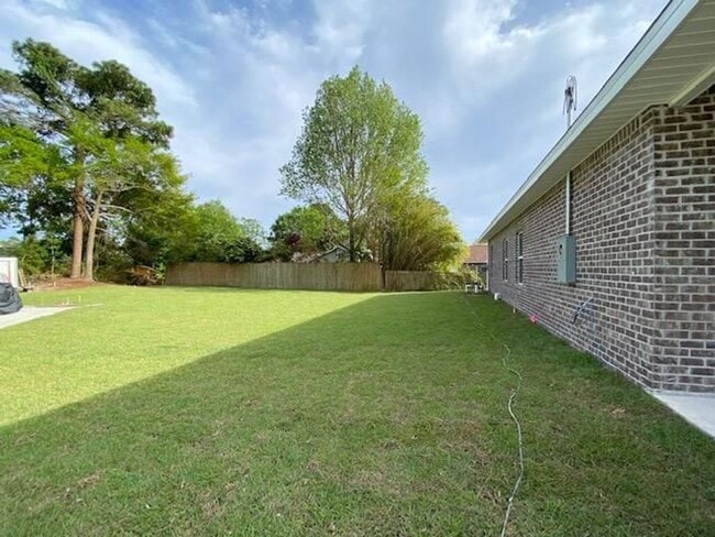 Photo - 3 Bedroom Brick Home with Modern Finishes!