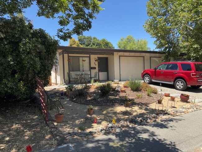 Photo - 715-717-717 Arthur St