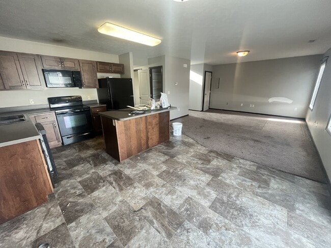 Photo - Newer 3-Bed Townhome in NW Columbus, attached double car garage and private back yard!