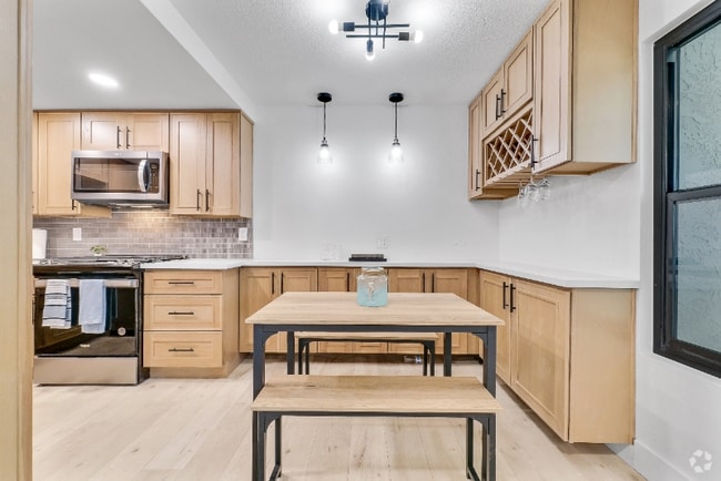 Building Photo - 21782 Brookhurst St Rental