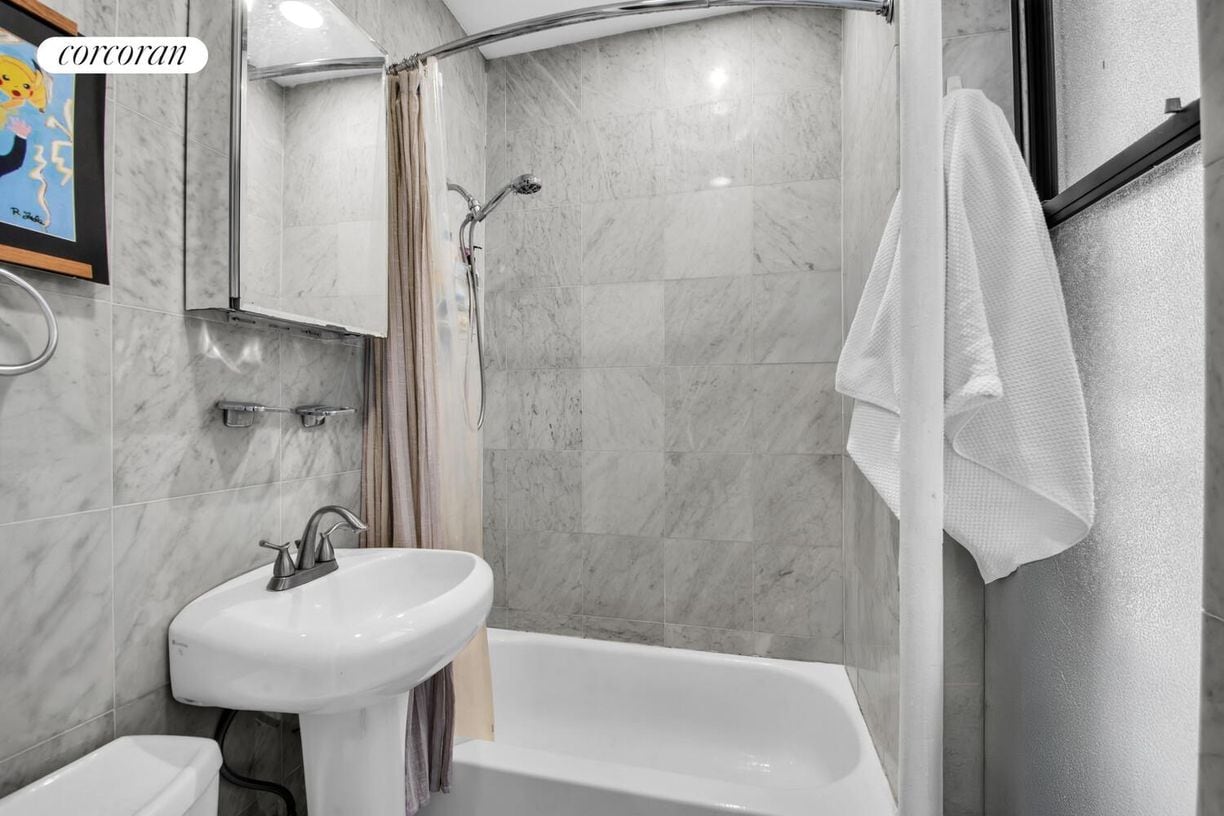 Photo - 230 E 25th St Apartamento