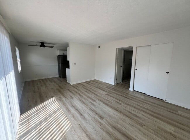 Building Photo - The Oaks of Kenwood Unit 2 bedroom 1 bath classic Rental