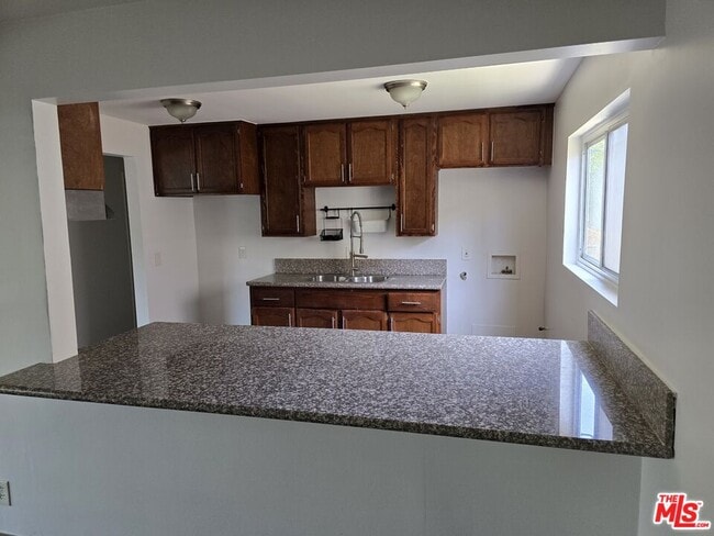 533 W 77th St