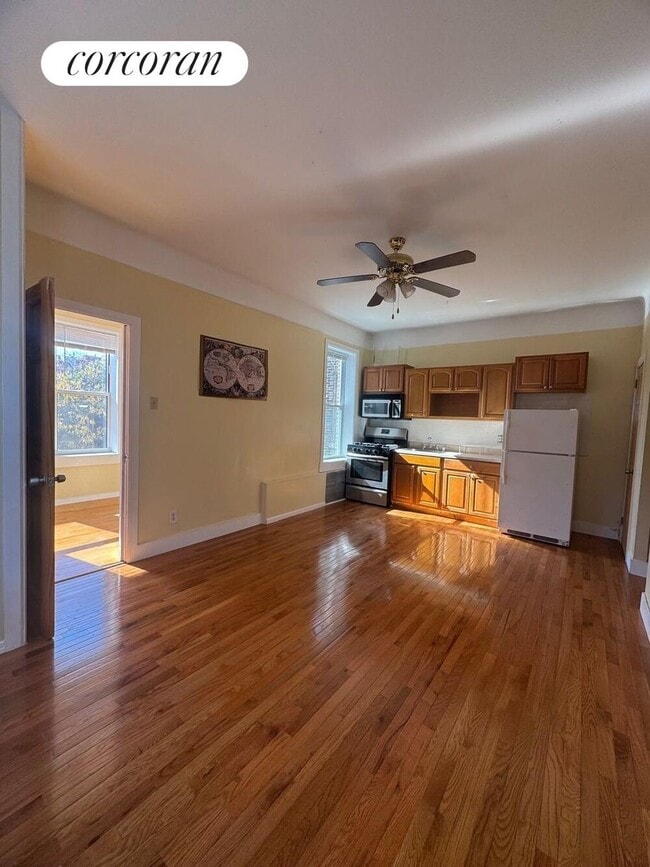 Photo - 741 Crown St