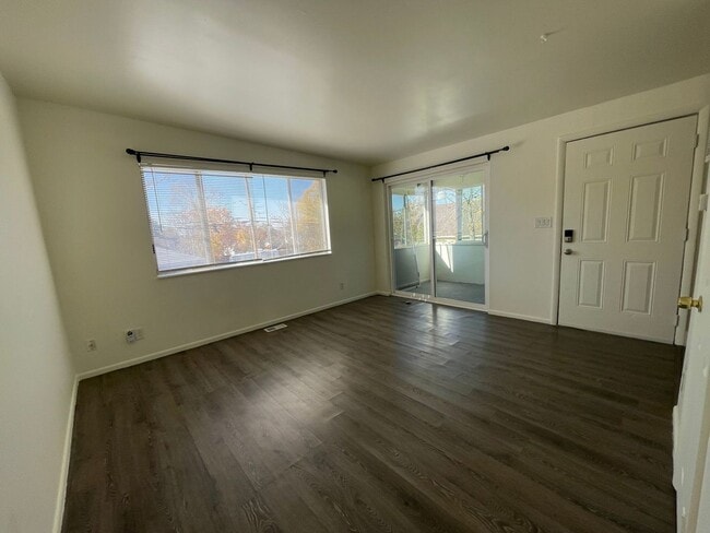Building Photo - Remodeled Two bedroom apt, Sugarhouse; Covered Parking Unit 4