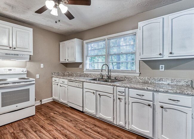 Photo - 3 bedrooms & 1.5 bath in Decatur!