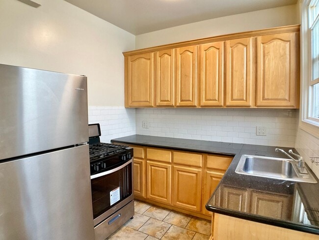 Photo - 1BR/1BA. Bay Windows, Laundry On-Site. GAR... Unit #205