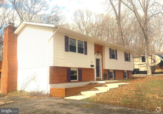 Building Photo - 30 Colonial Cir Rental