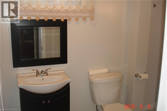 Photo - 742 Garth St
