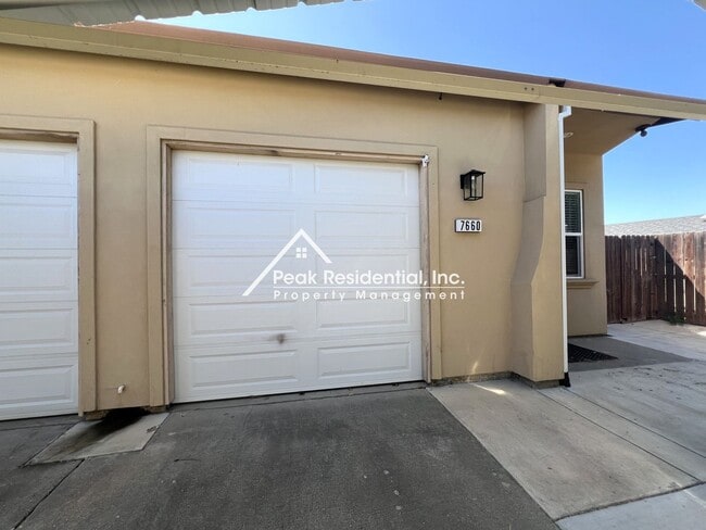 A Very Nice 3bd/1ba Sacramento Duplex with... - A Very Nice 3bd/1ba Sacramento Duplex with... House