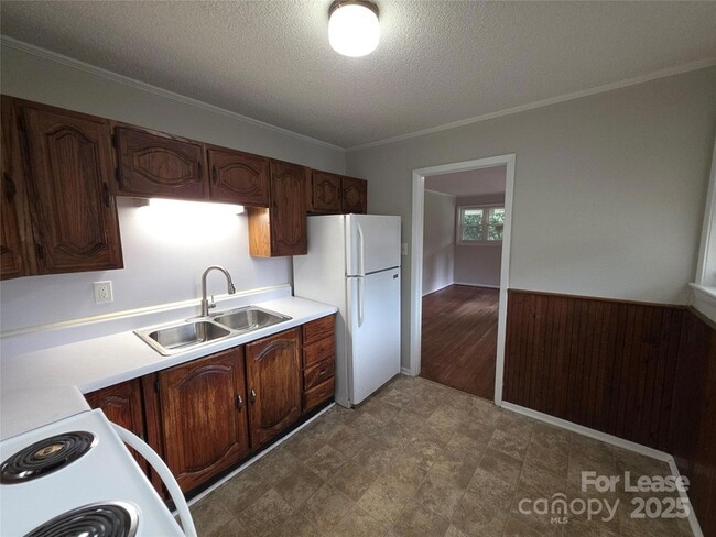 Photo - 1444 Academy St