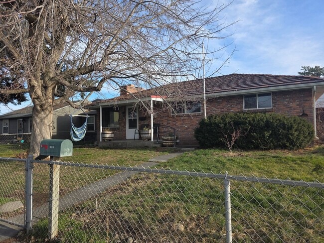 Building Photo - 3 bed 1 bath w/ detached garage in Ephrata