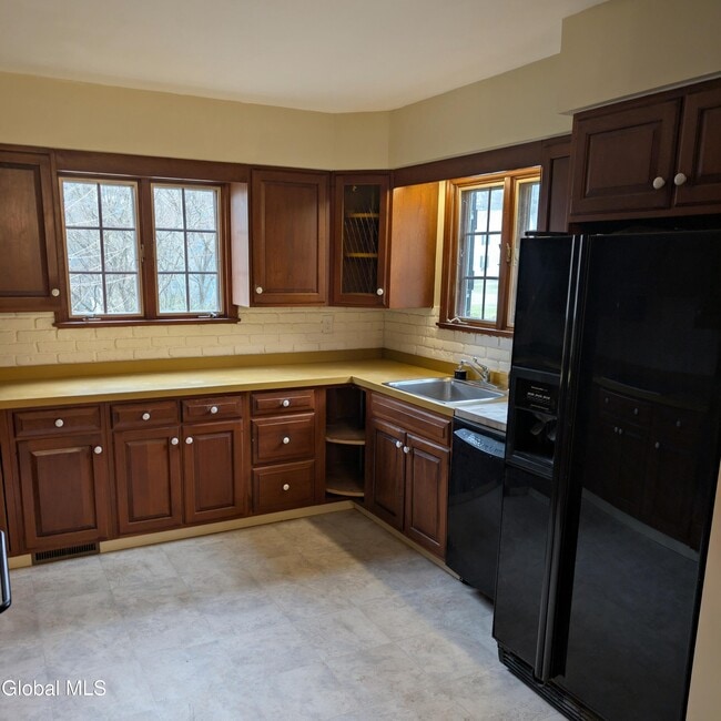 Photo - 1556 Dean St