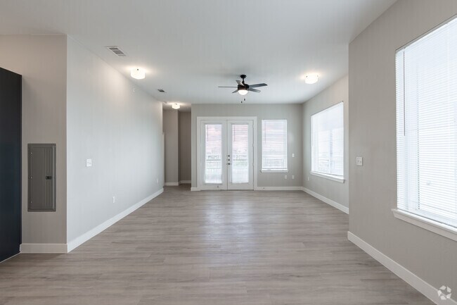 2 habitaciones, 2 baños, 1179 pies cuadrados, sala de estar - Skyview at Crawford