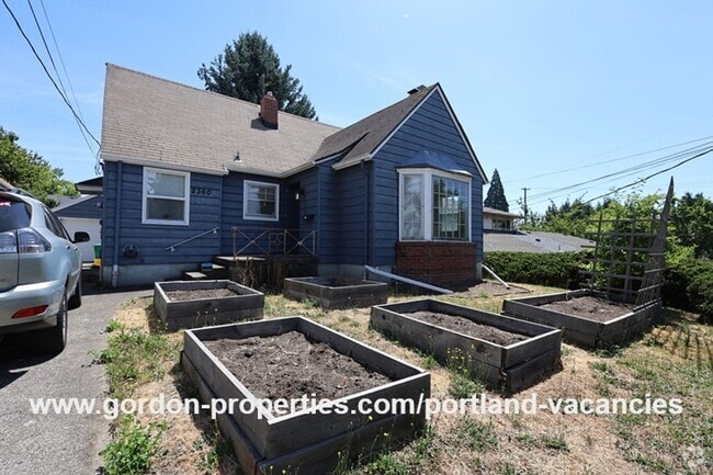 Building Photo - SE 57th Ave - 5 bedroom home with fireplac...