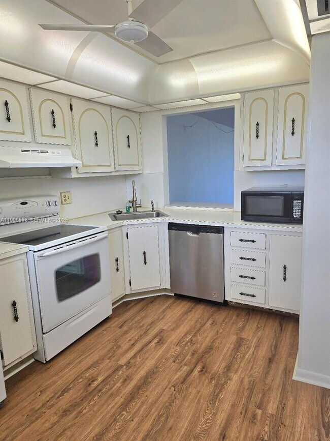 Building Photo - 2571 Aragon Blvd Unit 414