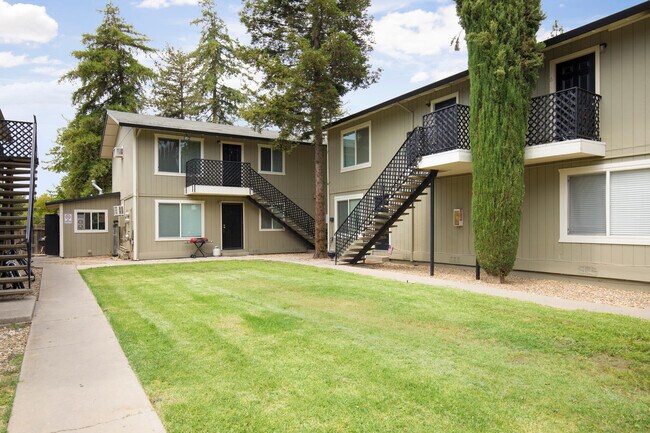 906 Dainty Avenue